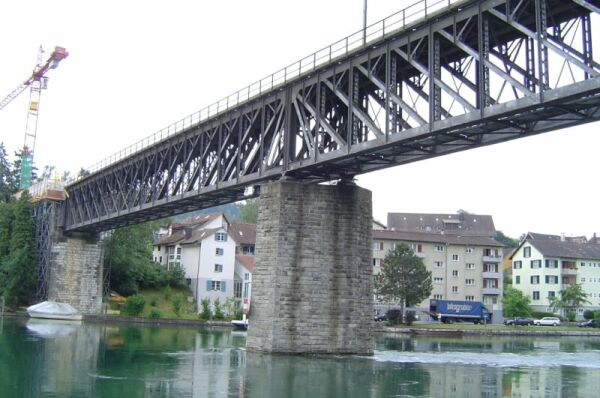 Eisenbahnbrücke Schaffhausen - Feuerthalen Der Fachwerkbalken mit obenliegendenm Gleis führt über 2 Stromfelder. An beiden Seiten schließen sich Vorbrücken mit Rundbogen an. Länge: 262 m