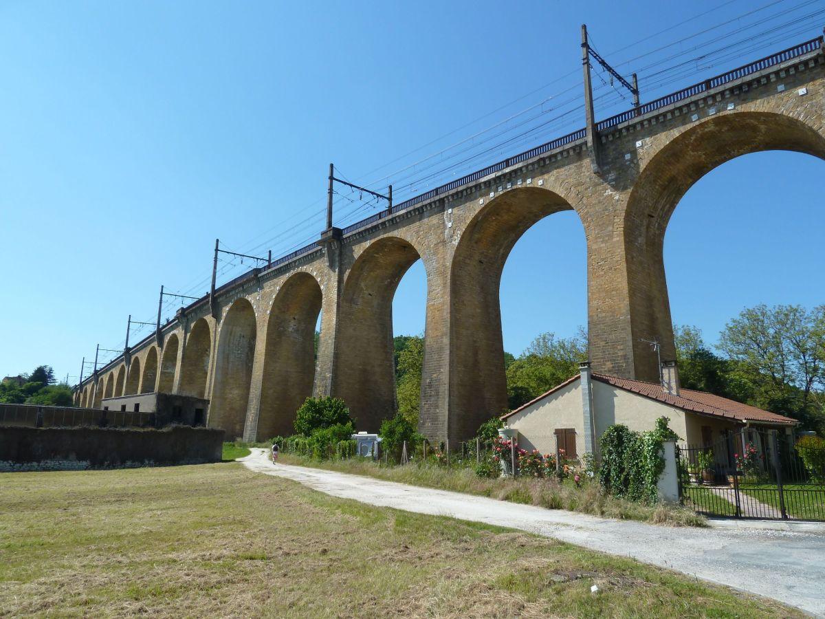 Die zweigleisige Eisenbahnbrücke hat 30 Bögen mit einer Spannweite von 15 m 