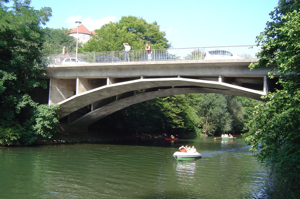 Die Alleenbrücke in Tübingen führt mit zwei gleichen Bogentragwerken über zwei Neckararme. Die Alleenbrücke in Tübingen führt mit zwei gleichen Bogentragwerken über zwei Neckararme.