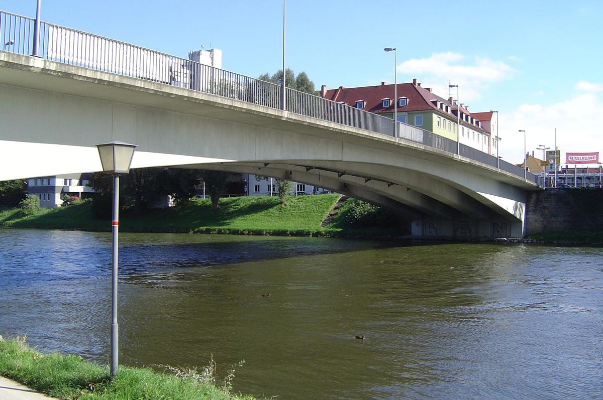 Mediendatei Nr. 270968 Die Gänstorbrücke zwischen Ulm und Neu-Ulm war eine der ersten Spannbetonbrücken, die in Deutschland errichtet wurden.
Die Stege der Plattenbalken nehmen nach außen hin sowohl in der Höhe als auch in der Dicke zu.