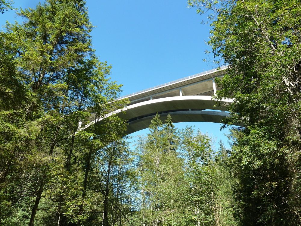 Die A7 quert die Wertach beim Weiler Maria Rain auf einer Stahlbetonbrücke 