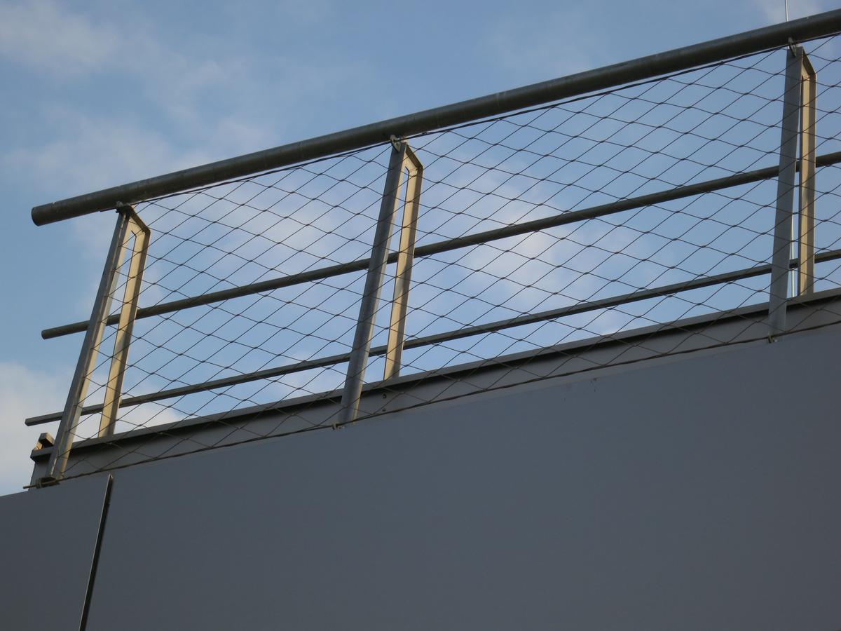 Mediendatei Nr. 223146 … und für die Sicherheits- und Dekorationsanwendungen des Lüftungsturms und der Geländer der technischen Plattformen auf dem Dach der Haupthalle ein X-TEND® Netz mit einem Seildurchmesser von 3 mm und einer Maschenweite von 160 mm