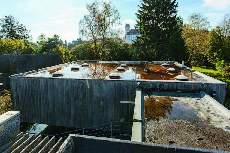 Stehendes Wasser, unzureichende Dämmung, undichte Dachhaut: Die Sanierung der Dachhaut von Grund auf wurde 2013 in Angriff genommen 