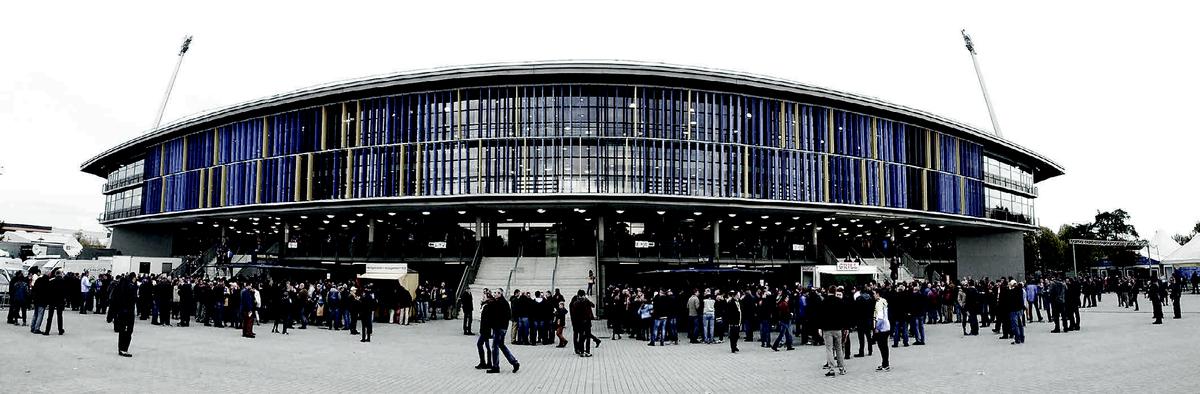 Mediendatei Nr. 225537 Für die Neugestaltung des Stadions von Eintracht Braunschweig lieferte Schäfer Lochbleche 270 Sonnenschutzlamellen in den Farben Zinkgelb, Saphirblau, Signalblau und Himmelblau