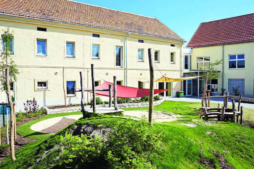 Kita in Dresden-Weißig: Freiflächengestaltung am Eingangsbereich der Kindertagesstätte 
als Kommunikationsbereich für Kinder und Eltern 