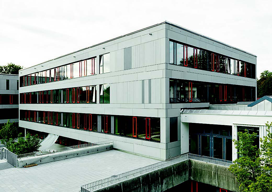 Mediendatei Nr. 225575 Realschule Miesbach/Bayern: 1.850 m² Fassade mit Großformatplatten fibreC, Farben: silbergrau und anthrazit, Architekt: Felix + Jonas Architekten, München