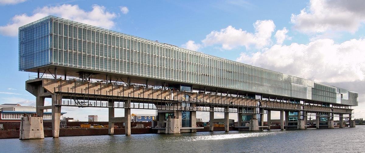 Mediendatei Nr. 225990 Die Fassade des spektakulären Gebäuden "Kraanspoor" im Amsterdamer Hafen wird gegenwärtig mit 1320 korrosionsbeständigen Zahnstangenantrieben von Framo Morat ausgerüstet.