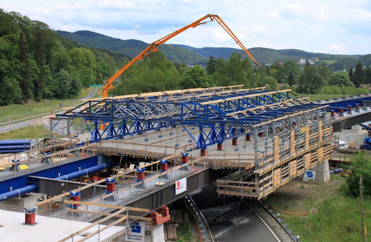 Trotz 20,36 m Fahrbahnbreite besteht der Verbundschalwagen für die Odertalbrücke weitestgehend aus mietbaren Systemteilen. Trotz 20,36 m Fahrbahnbreite besteht der Verbundschalwagen für die Odertalbrücke weitestgehend aus mietbaren Systemteilen.