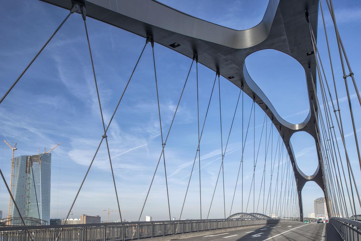 Mediendatei Nr. 223072 Stabbogenbrücke aus Stahl und Beton (Fahrbahnplatte) mit einer Gesamtlänge von ca. 200 m und Stützweiten von 175 m. Leistungen Schüßler-Plan: Projektsteuerung Stufe 1 – 5, Handlungsbereiche A – E