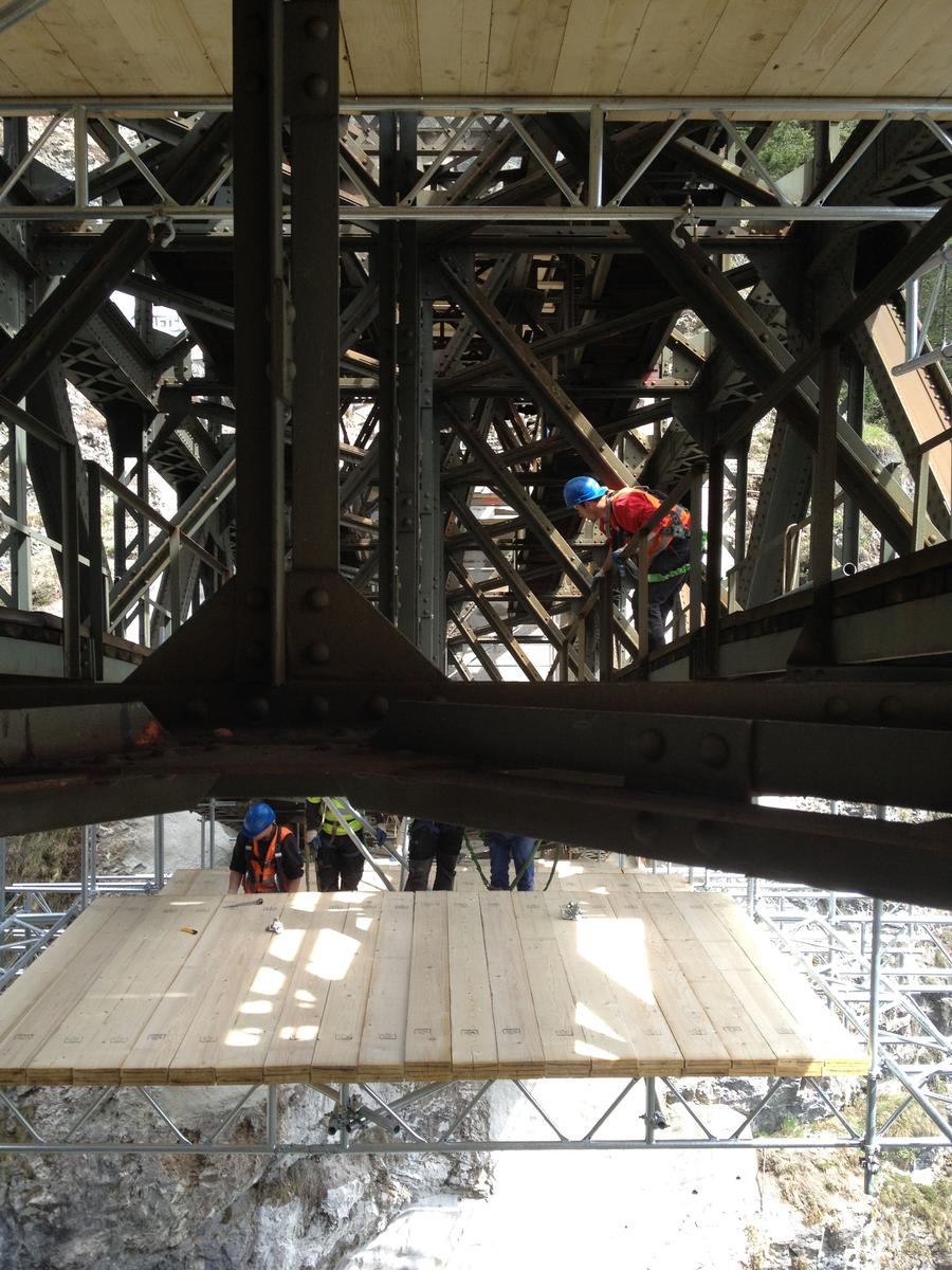 Montagezwischenzustand mit mehreren Gerüstebenen unter und in der Brückenkonstruktion 