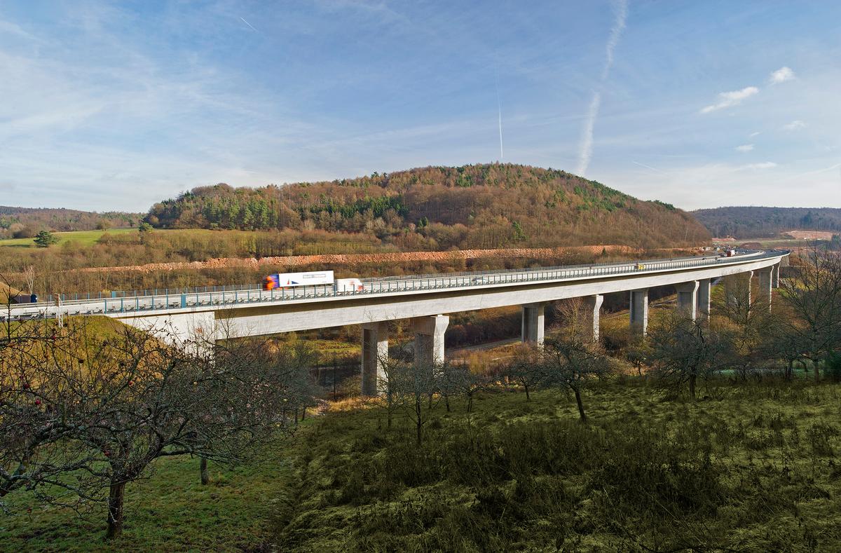 Im Zuge des Ausbaus der A3 Frankfurt – Nürnberg entstand östlich von Aschaffenburg eine neue Spannbetonbalkenbrücke mit zwei Überbauten. 