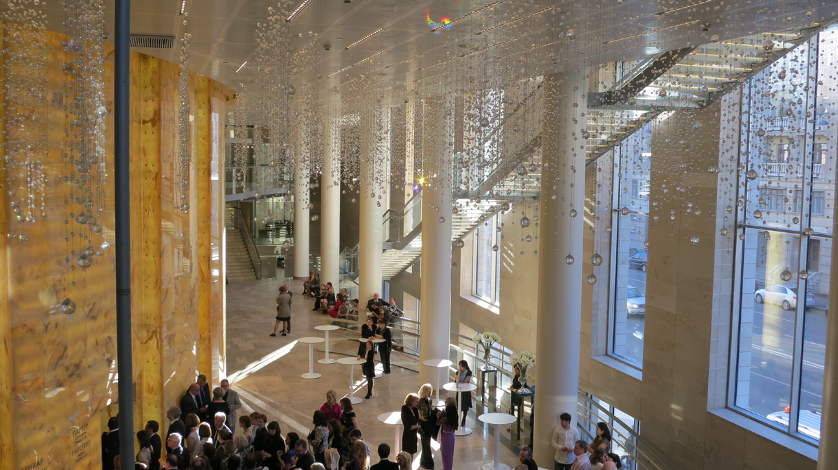 Glitzernden Swarovski-Kristalle bringen das Foyer zum Strahlen 