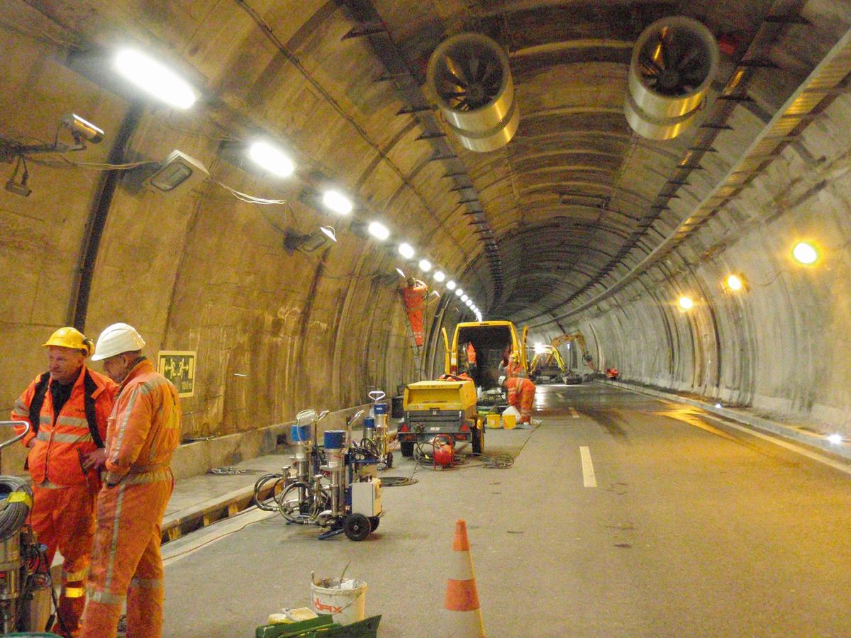 Die Sanierung des 1968 fertiggestellten Tunnels Melide-Grancia im Tessin wurde durch neue Sicherheitsvorschriften erforderlich Die Sanierung des 1968 fertiggestellten Tunnels Melide-Grancia im Tessin wurde durch neue Sicherheitsvorschriften erforderlich