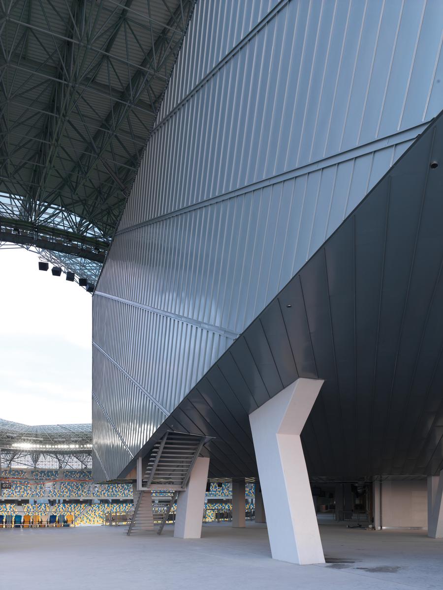 Mediendatei Nr. 225920 Detail des Stadiongebäudes: Rund 18 Tonnen Titanzink wurden für die Bekleidung der Fassaden und die Deckenuntersicht im Eingangsbereich verarbeitet.