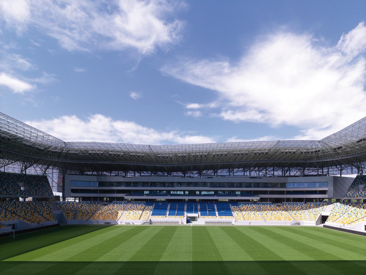 Mediendatei Nr. 225924 Blick auf die Westtribüne und das Stadiongebäude. In Arena Lviv sind die Sitzreihen so angeordnet, dass jeder Zuschauer eine optimale Sicht auf das Spielfeld hat. Alle Ränge liegen witterungsgeschützt unter dem teilweise transparenten Stadiondach.