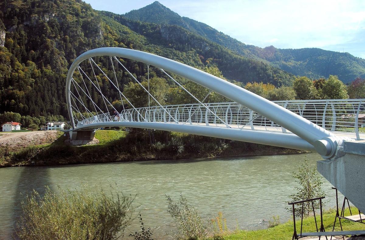 Mediendatei Nr. 222791 Nun gibt es zwischen den beiden Ortsteilen von Marquartstein eine zweite Brücke. Die Fußgänger- und Radfahrerbrücke ist die erste beheizte Stahlbrücke in Deutschland.