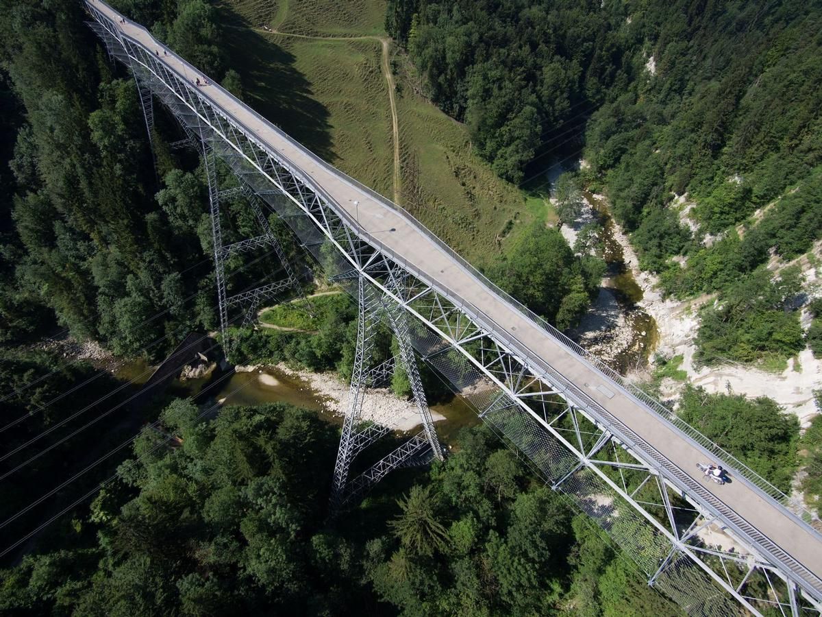 Mediendatei Nr. 225321 Die 1937 fertiggestellte Haggenbrücke ist eine 355,5 Meter lange Stahl-Fachwerkbrücke über die Sitter. Für den Suizidschutz wurden im Rahmen einer Gesamtsanierung unlängst Auffangnetze angebracht