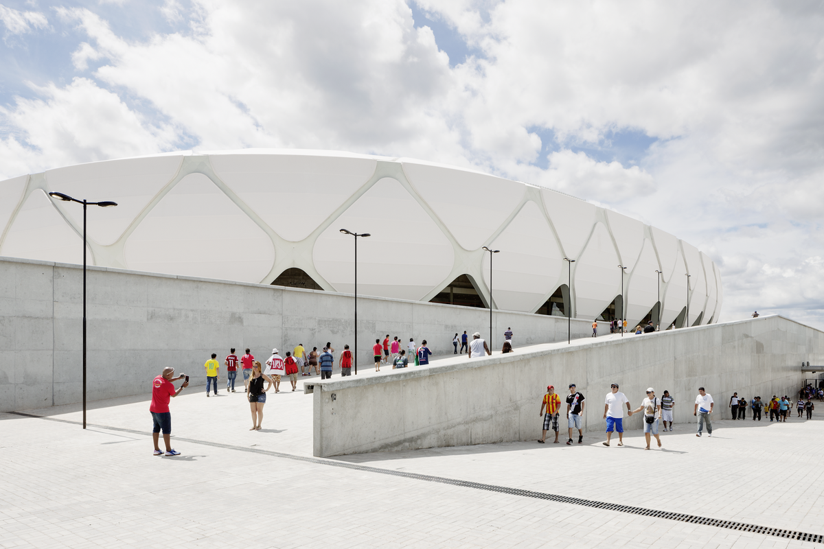 Arena da Amazonia Die neue "Arena da Amazonia" in Manaus ist für 45.000 Zuschauer konzipiert und liegt direkt an der zentralen Verkehrsachse, die den Flughafen mit der Innenstadt verbindet