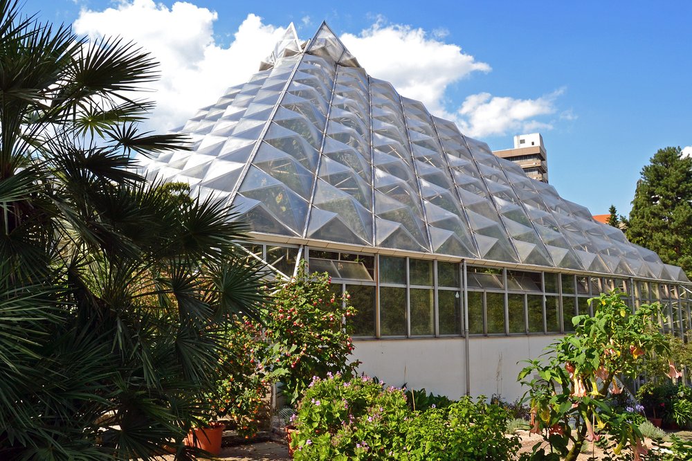 1985 erbaut: Glaspyramidenhäuser im Grugapark Essen 