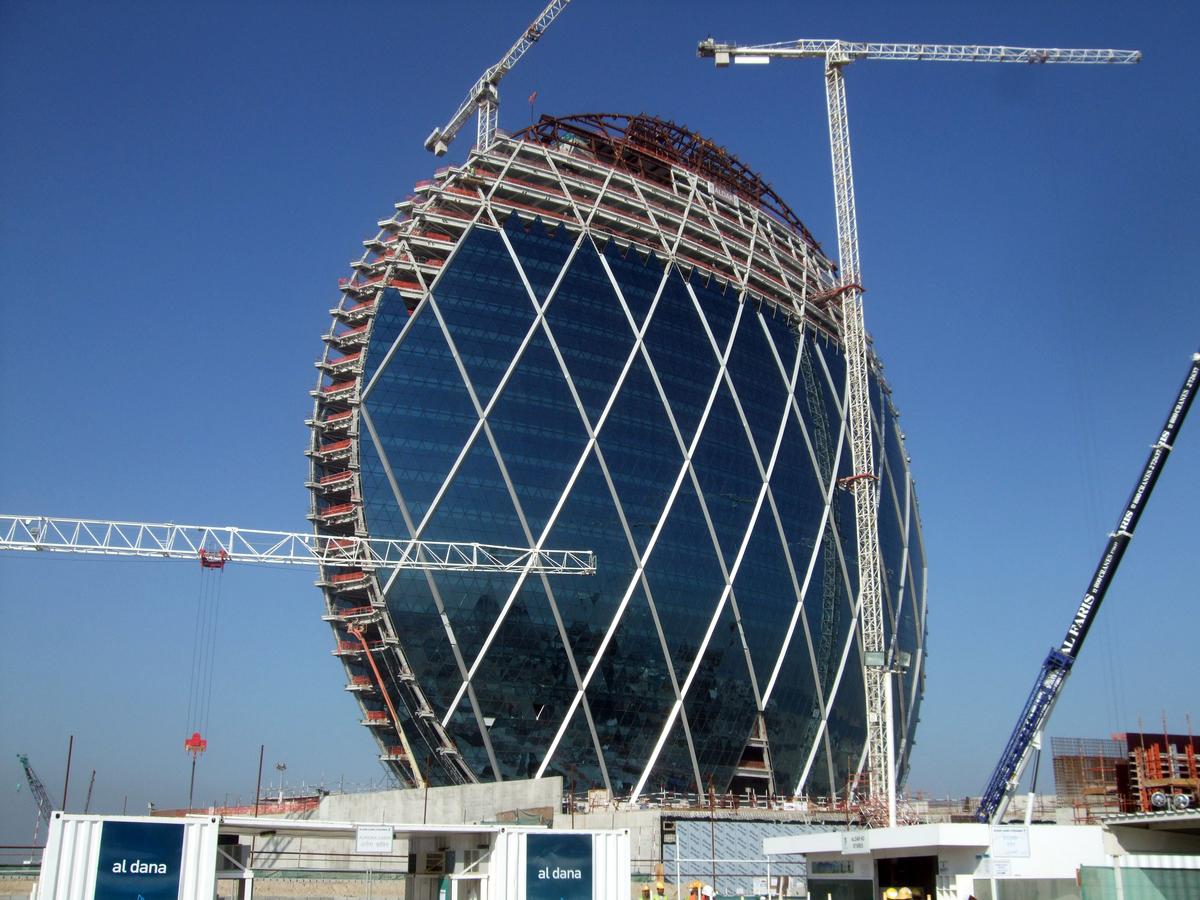 Mediendatei Nr. 222703 Große Firmen sind oft Vorreiter für die Anwendung der BIM-Methode (hier der Aldar-Firmensitz in Abu Dhabi während des Baus (Bild 1) und als BIM-Modell (Bild 2))