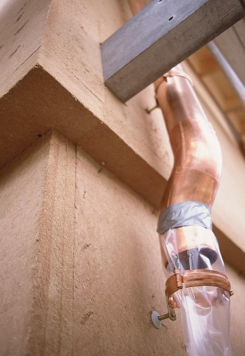 Mediendatei Nr. 231874 Holzfaserdämmplatten lassen sich von geschulten Fachhandwerkern millimetergenau in Form bringen. Das kann entweder in der Werkstatt oder auf der Baustelle geschehen