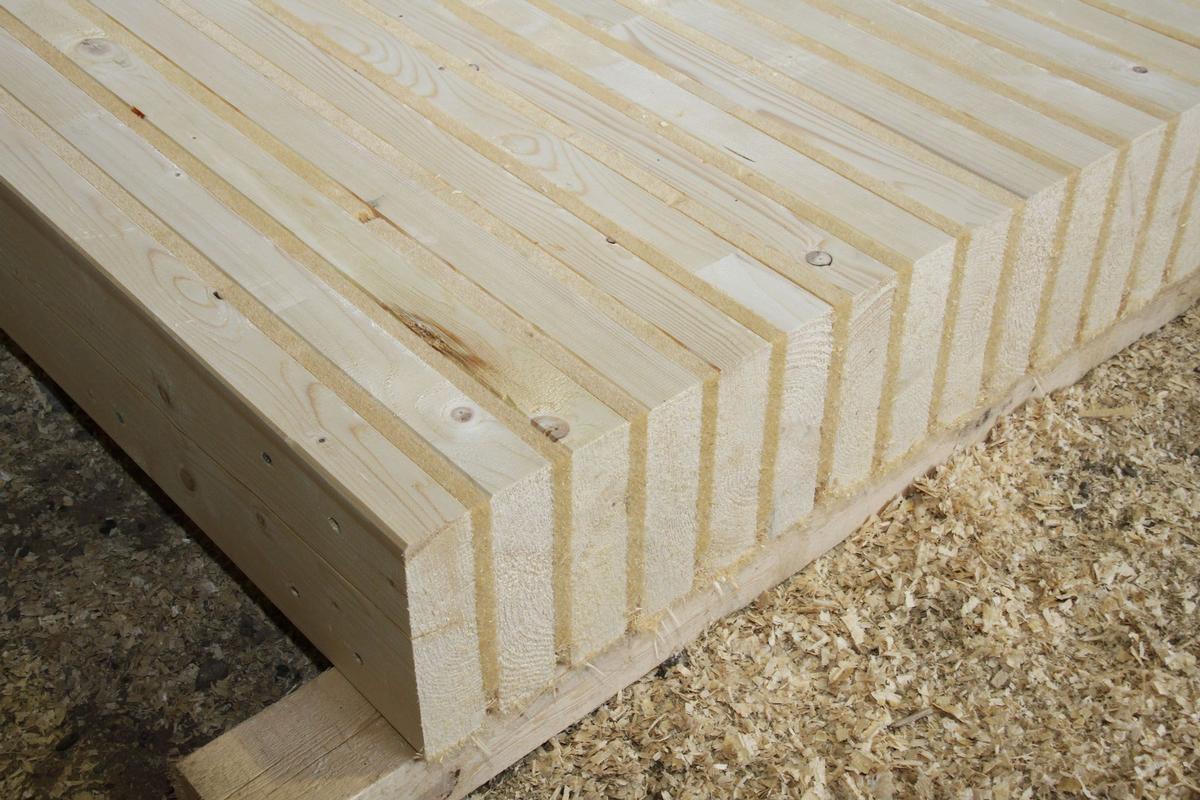 Mediendatei Nr. 222682 Systemdecke mit Sandwichprinzip: hochkant gestelltes Konstruktionsvollholz wird im Wechsel mit Holzfaserdämmplatten gestapelt und maschinell verschraubt.