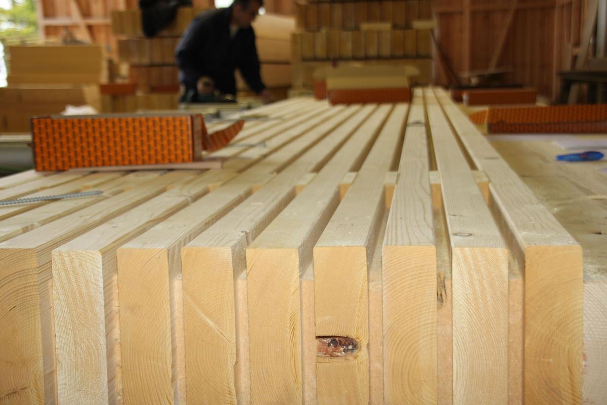 Das Konstruktionsvollholz wird im Wechsel mit Gutex-Holzfaserdämmplatten gestapelt. 
