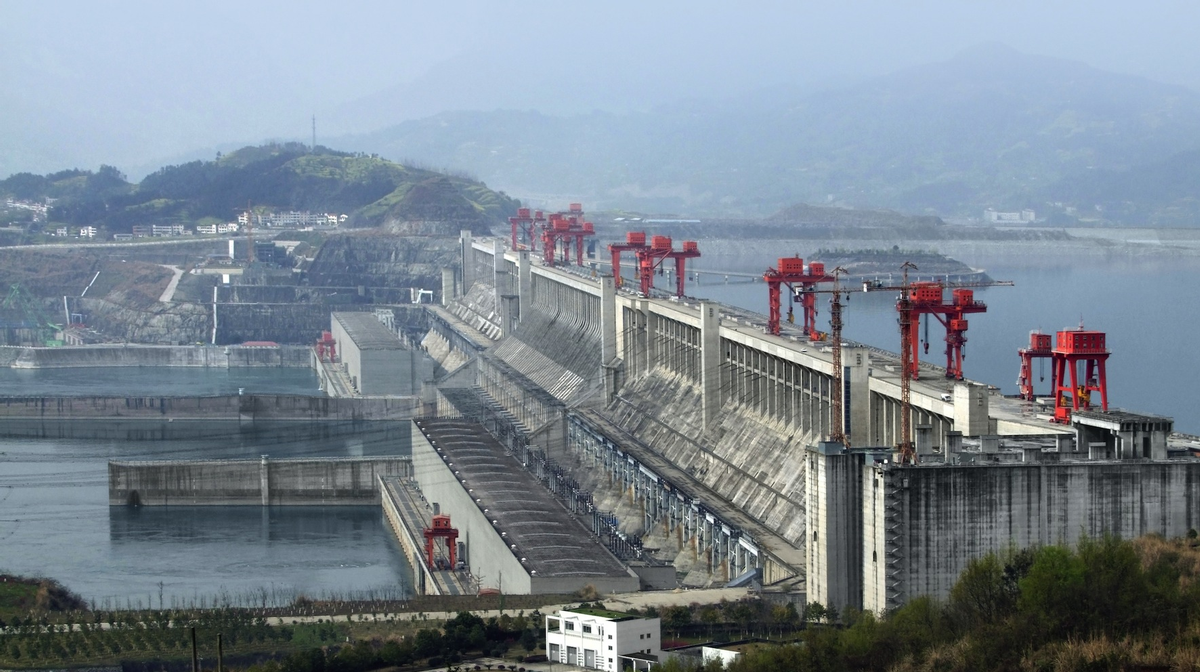 Mediendatei Nr. 225598 Der Drei-Schluchten-Staudamm am Yangtse ist ein Beton-Schwergewichtsdamm mit einer Dammlänge von 2310 m, einer Höhe von ca. 140 m und einer Staulänge von 660 km.