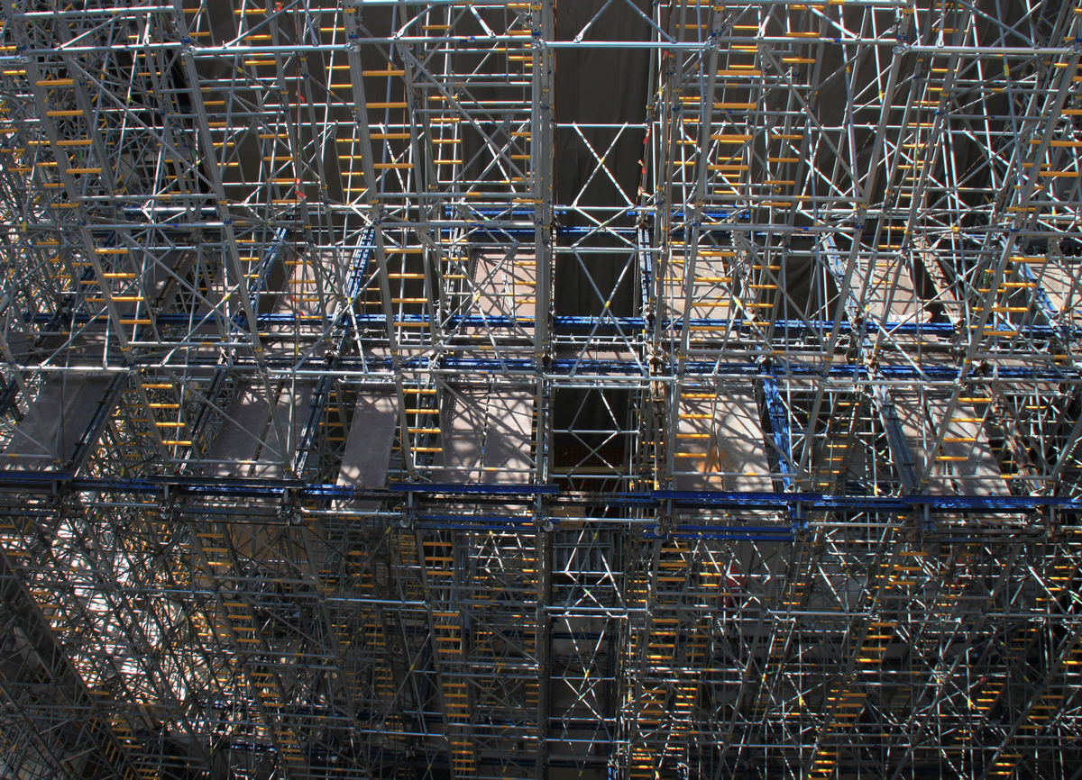 Die 1,52 m breiten Staxo-Rahmen sind durch ihre integrierten Verbindungsmittel schnell aufgebaut und die Gerüstbeläge einfach eingelegt. Die 1,52 m breiten Staxo-Rahmen sind durch ihre integrierten Verbindungsmittel schnell aufgebaut und die Gerüstbeläge einfach eingelegt.