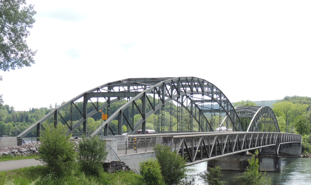 Mediendatei Nr. 233002 Der stark zunehmende Verkehr strapaziert die Stahlbrücke Felsenau bei Koblenz sehr. Die im 2014 mit der Collano 2K PUR Vergussmasse sanierten Fahrbahnübergänge zeigen jetzt schon deutlich bessere Resultate als das herkömmliche Bitumensystem