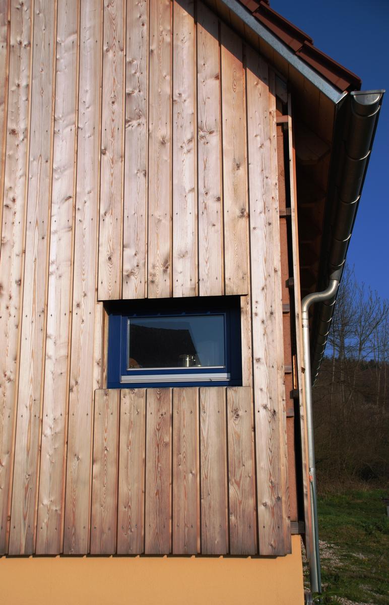 Mediendatei Nr. 227541 Holzfaserdämmstoffe wirken in der Regel im Verborgenen. An Außenwänden werden sie zumeist verputzt; sie kommen als Dämmplatten aber auch hinter vorgehängten hinterlüfteten Fassaden zum Einsatz.