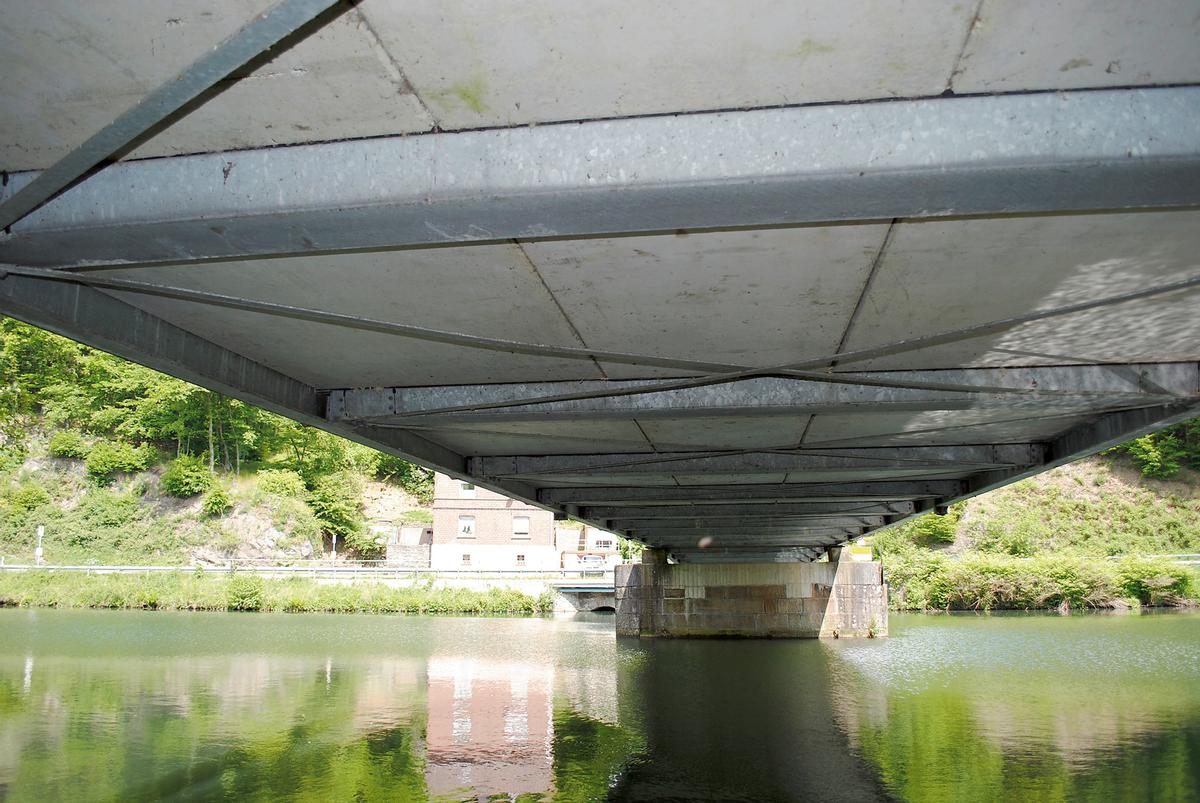 An der 1987 erbauten feuerverzinkten Höllmecke-Brücke ist keine Korrosion erkennbar. 