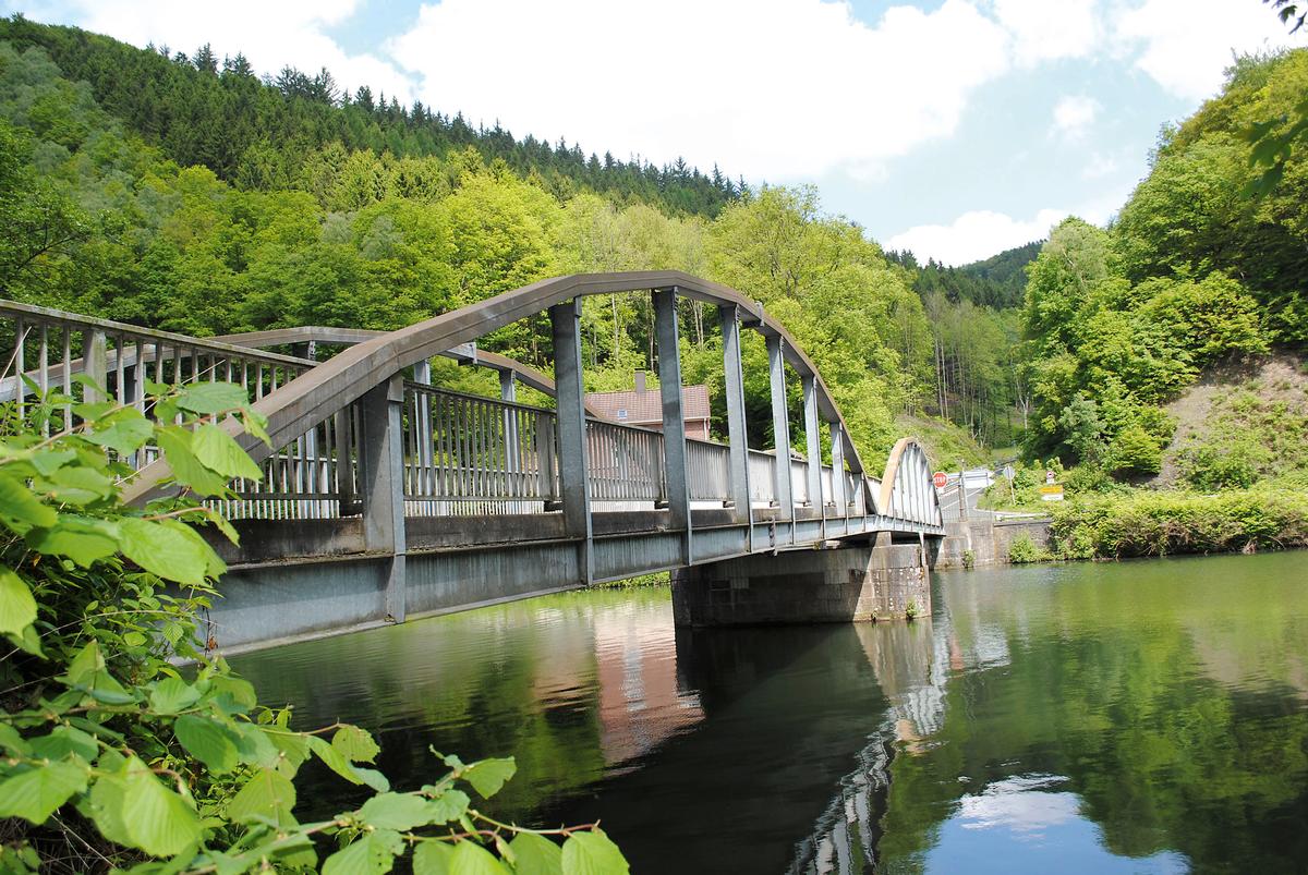 Die 27 Jahre alte Höllmecke-Brücke hat das Potential für weitere 75 rostfreie Jahre. 