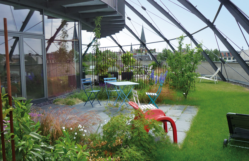 Die Terrassenflächen sind durch Hecken oder Spaliere voneinander abgegrenzt; die Rasenfläche kann jedoch gemeinsam genutzt werden 