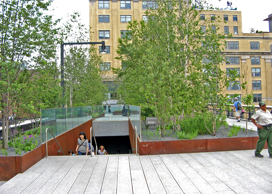 In regelmäßigen Abständen führen Treppen und Aufzügen zum Park. 