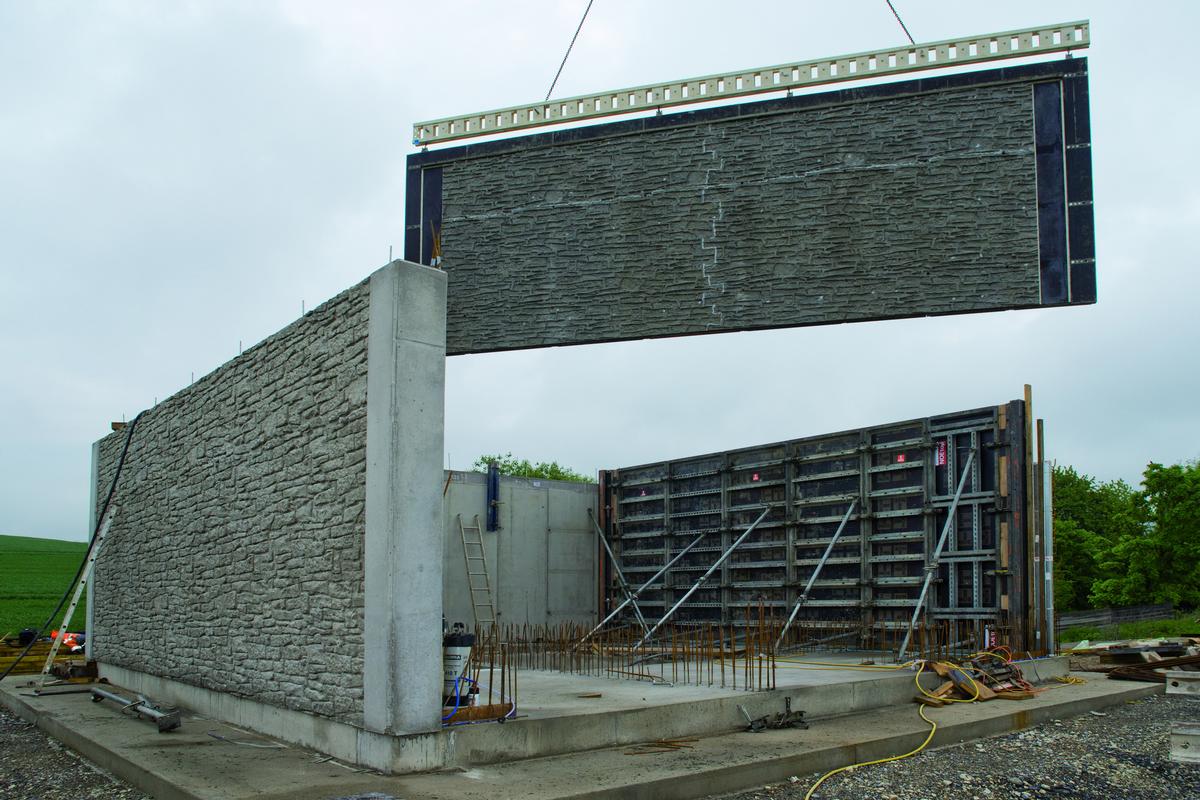Media File No. 226523 A NOEtec girder ensures the formwork for the 9 m long walls can be put in place and stripped in one piece. The interlocking shape of the edges, which allows the formliner to be extended in height and width, is plainly visible (but only in the formliner)