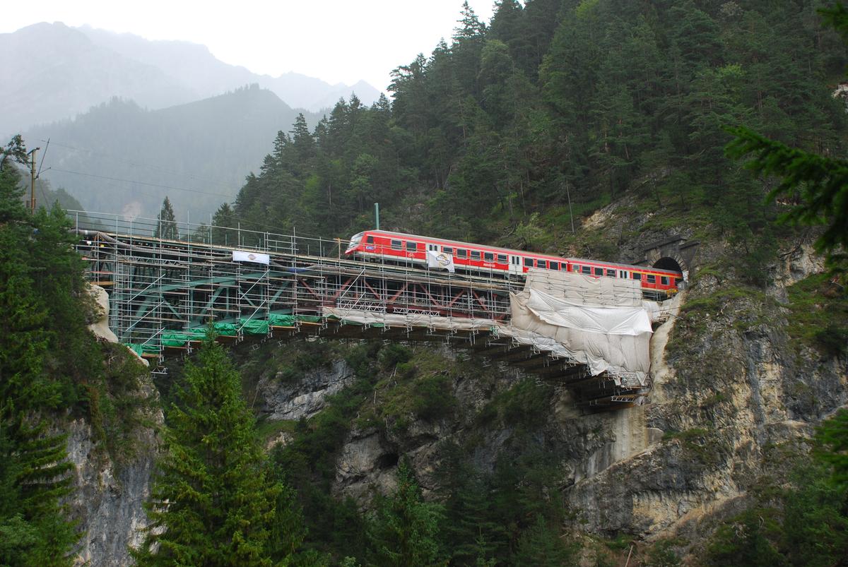 Komplett-Einrüstung der Schlossbachbrücke für Sanierungsarbeiten 