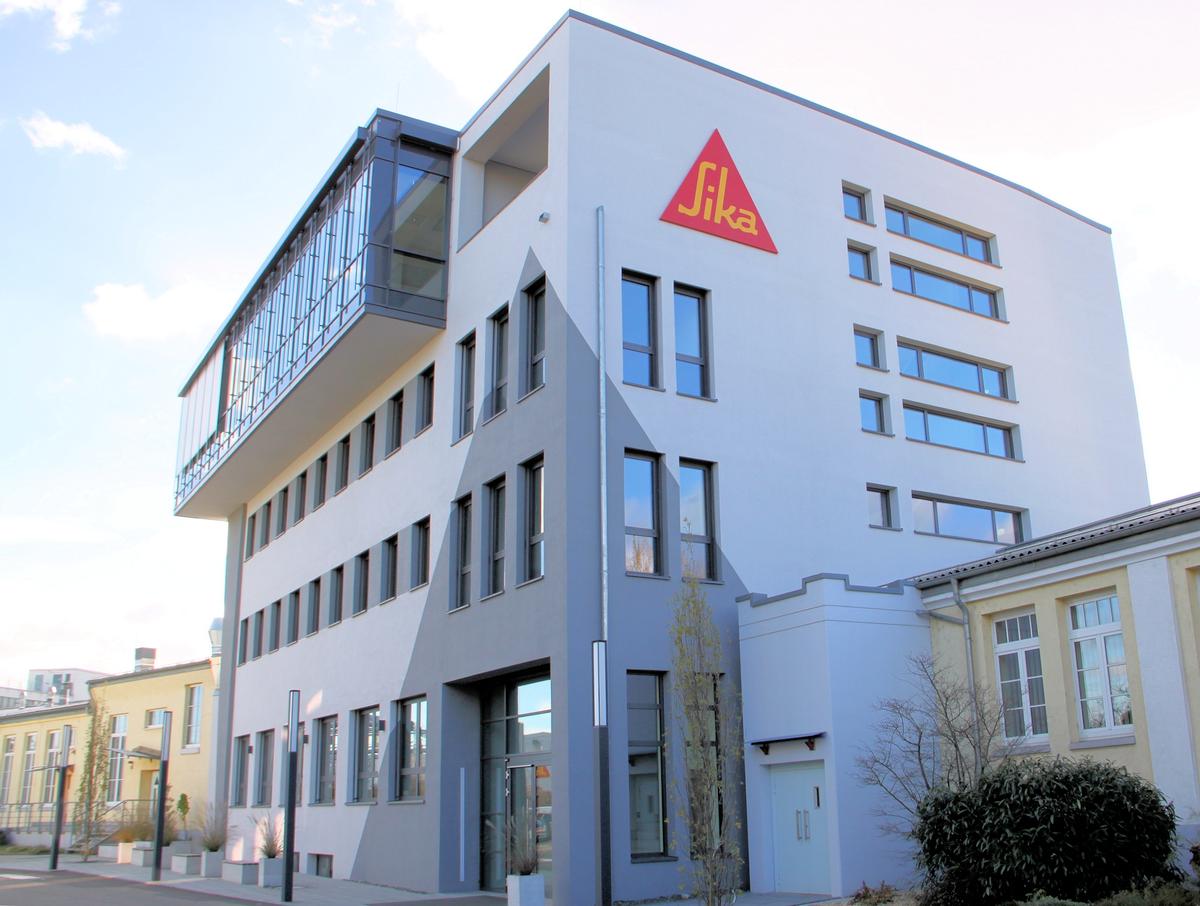 Mediendatei Nr. 227567 Das neue Büro- und Verwaltungsgebäude der Sika Deutschland GmbH wurde unter den Nachhaltigkeitskriterien der DGNB gebaut und mit einem DGNB-Zertifikat ausgezeichnet. 
Bild. 1 - 3