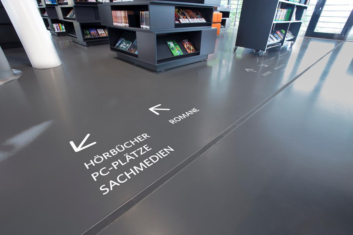 Stadtbibliothek Bad Vilbel, Bibliothek ist gleich Brücke - Wegeleitsystem in Komfortboden Integriert 