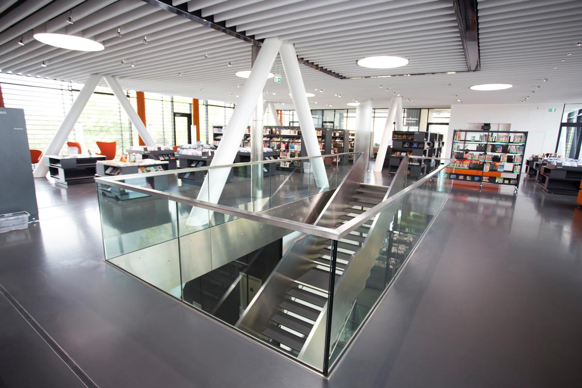 Stadtbibliothek Bad Vilbel, Bibliothek ist gleich Brücke - Wegeleitsystem in Komfortboden Integriert 