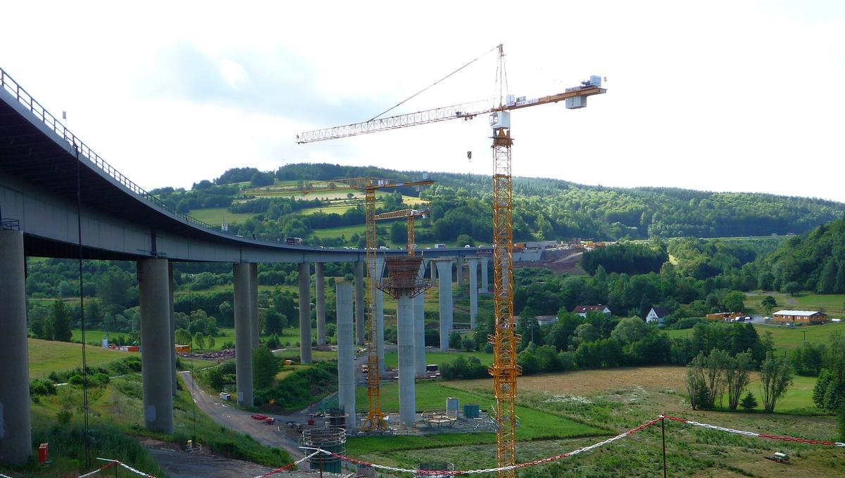 Mediendatei Nr. 222624 Funktional und ästhetisch: Die Autobahndirektion Nordbayern legt großen Wert darauf, dass die Transparenz im Talraum erhalten bleibt. Die längste Stützweite der neuen Brücke misst 107 Meter.