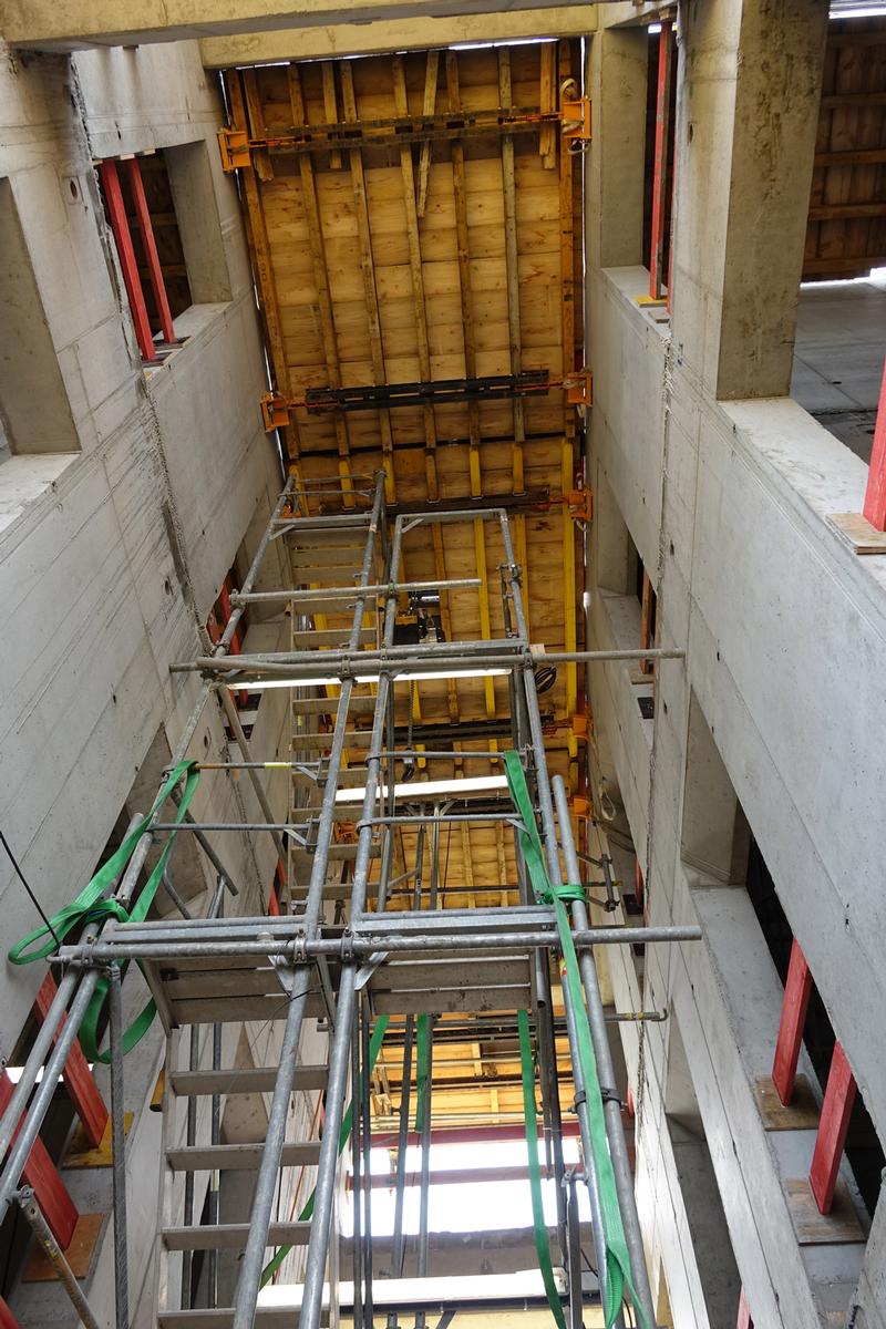 Schachtbühne KSP im Treppenhaus mit integrierter Nachlaufbühne und Treppenturmaufstieg. 