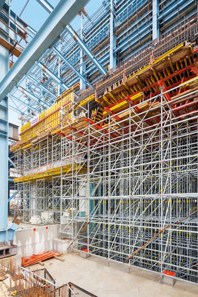 Media File No. 226738 The PERI UP modular scaffolding forms the shoring for up to 5.30 m high slab in the turbine building. The legs are simply bundled together in areas of high load concentrations – the system can therefore be optimally adapted to suit the loads.