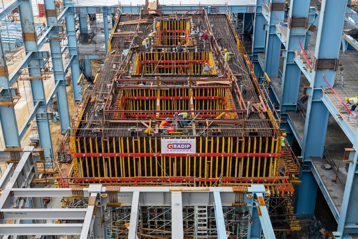 Media File No. 226740 The base area of the turbine structure measures 30.50 m x 12.00 m, and is characterized by its massive walls, beams and slabs. The proven, load-bearing GT 24 girder with high bending stiffness is one of the main components used for the project-specific formwork
