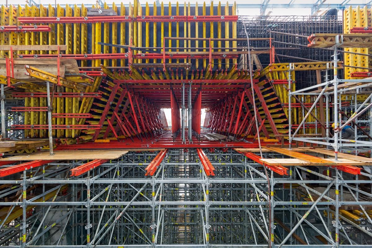 Media File No. 226741 In order to form a massive arched slab in the turbine building, PERI engineers planned a cost-effective support structure consisting of rentable system components taken from the VARIOKIT engineering construction kit.