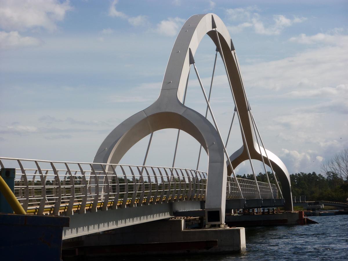 Drei je 60 m lange Brückenbögen aus Lean-Duplex-Stahl überspannen die längste Fußgängerbrücke Europas in Sölvesborg, Schweden. Drei je 60 m lange Brückenbögen aus Lean-Duplex-Stahl überspannen die längste Fußgängerbrücke Europas in Sölvesborg, Schweden.