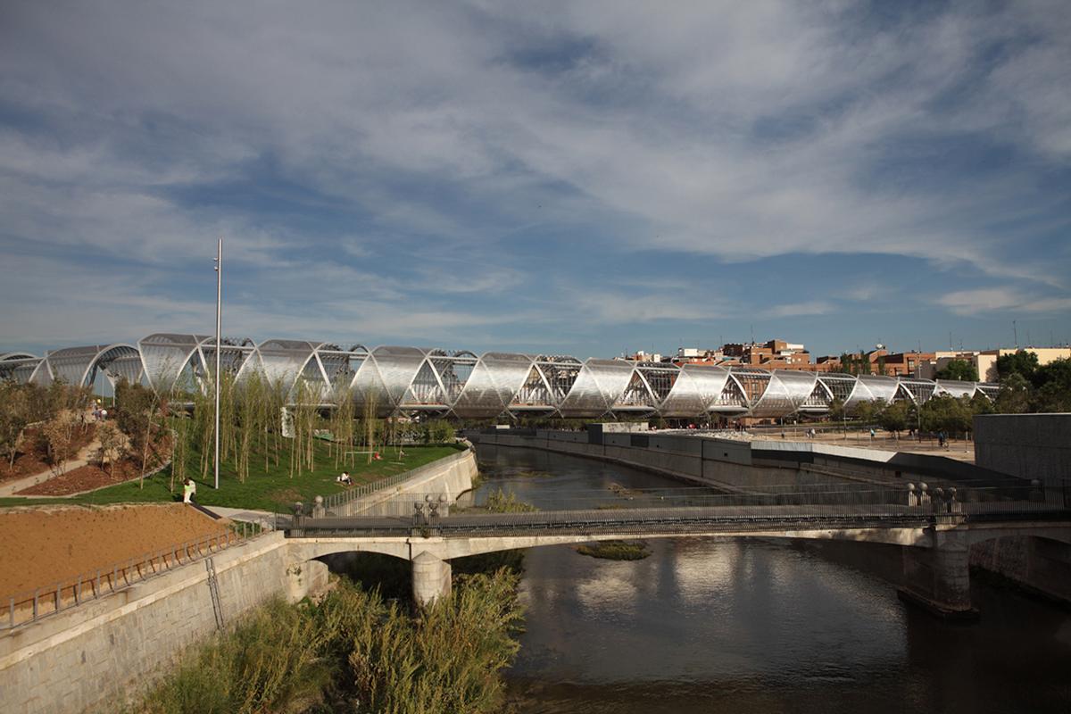 Edelstahlgewebe schützt die Fußgänger vor Wind und Sonne auf der Brücke Pasarela del Arganzuela in Madrid 