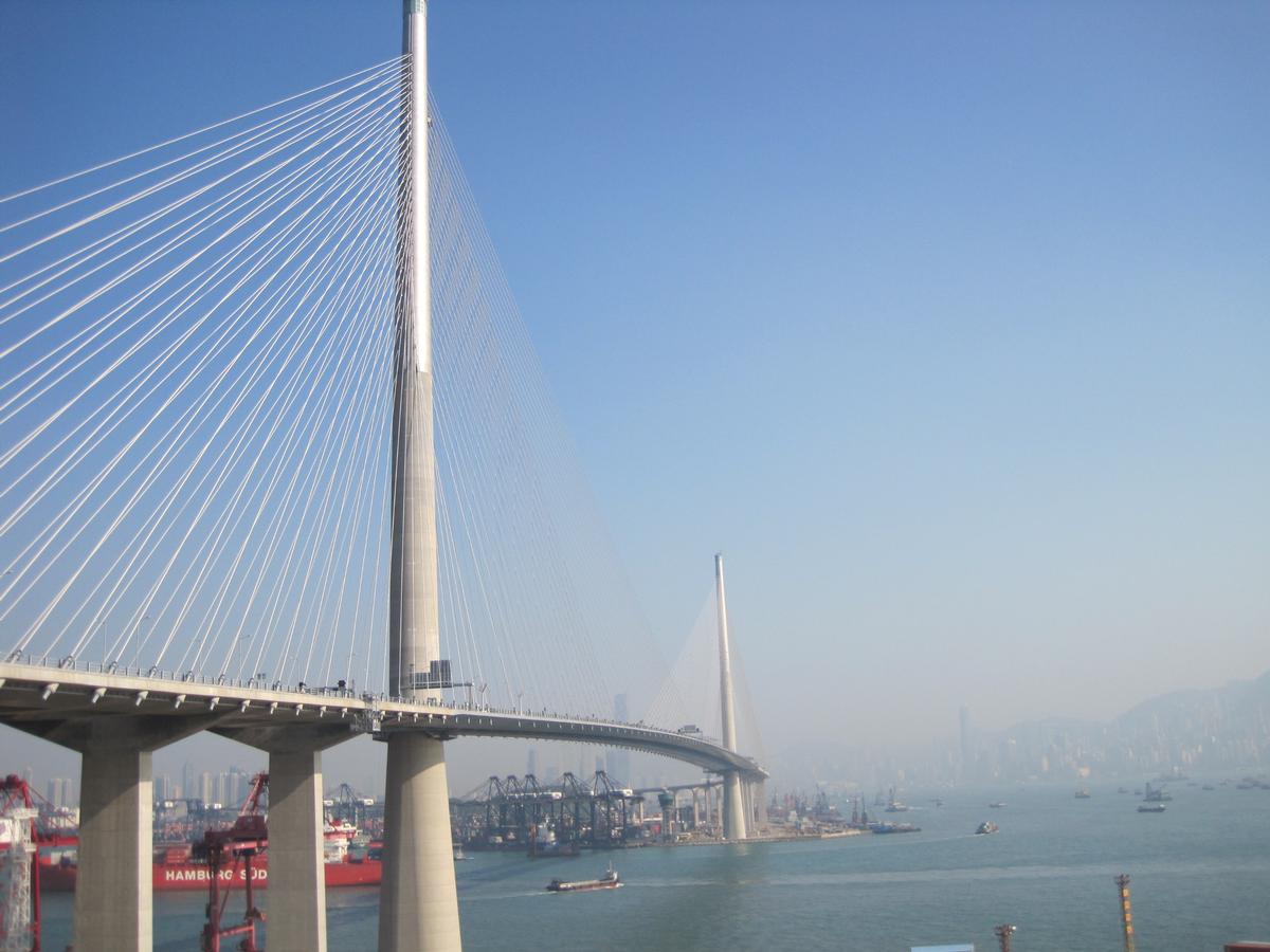 Mediendatei Nr. 227169 Die Pfeiler einer der längsten Schrägseilbrücken der Welt, der Stonecutters Bridge in Hong Kong, sind an ihrer Spitze auf einer Länge von 120 m mit nichtrostendem Duplex-Stahl verkleidet