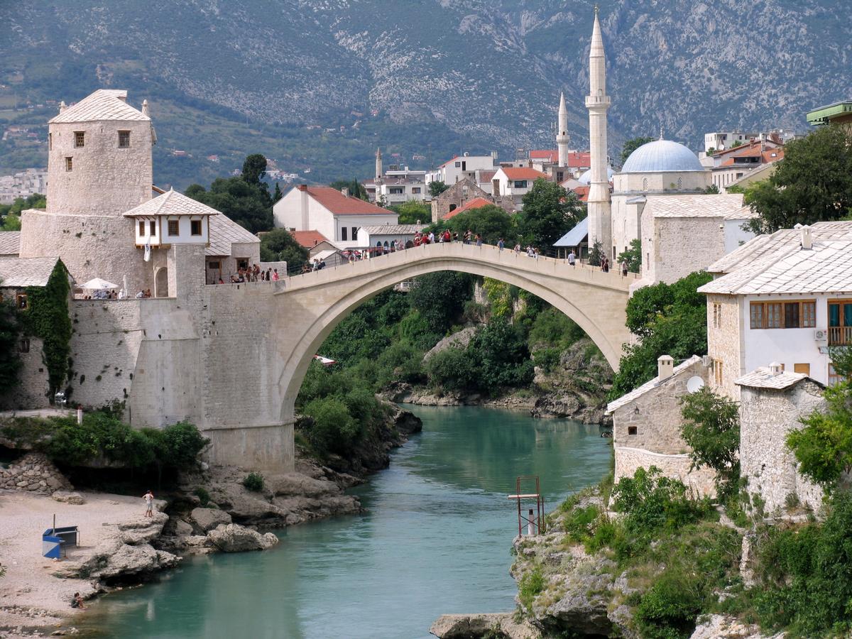 Verbindungselemente aus rostfreiem Edelstahl wurden beim Wiederaufbau der Stari Most-Brücke in Bosnien-Herzegowina verwendet. Verbindungselemente aus rostfreiem Edelstahl wurden beim Wiederaufbau der Stari Most-Brücke in Bosnien-Herzegowina verwendet.