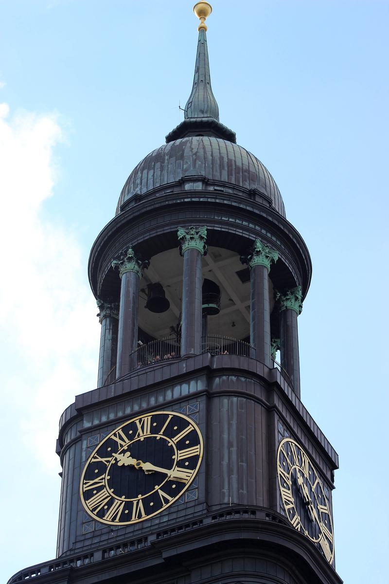 Glockenturm mit Turmuhr - Höhe 132 m und Aussichtsplattform bei 106 m. 